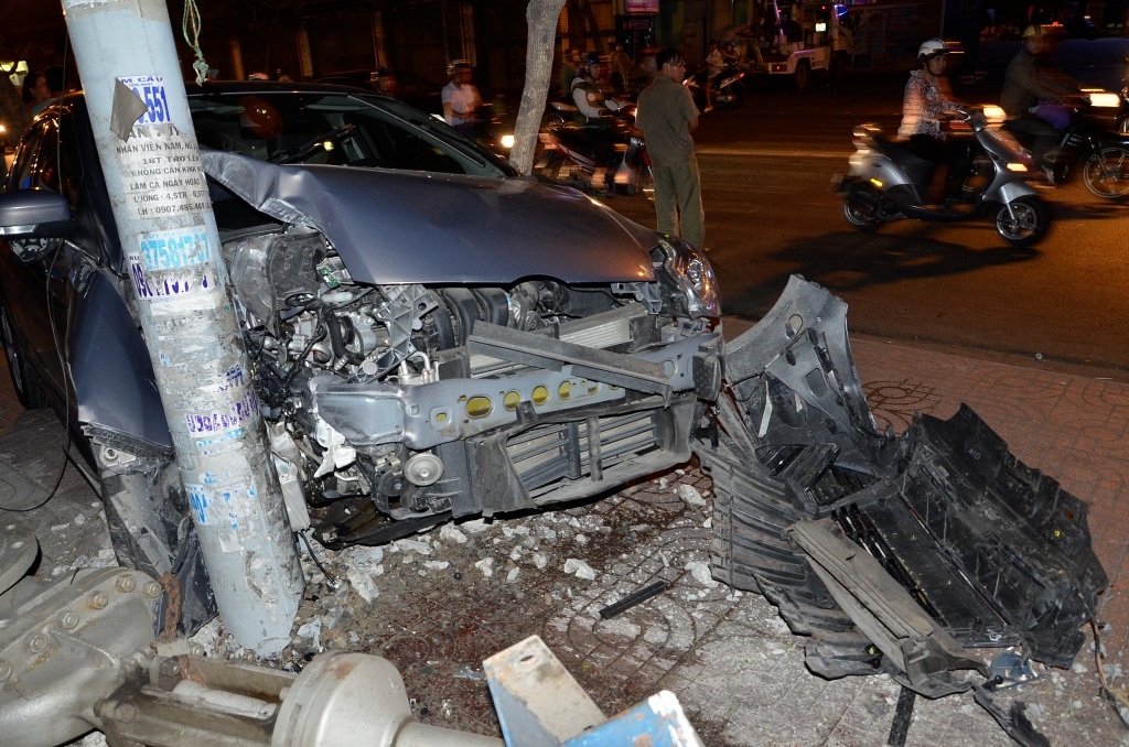 Hiện trường ô tô suýt lao vào nhà dân.