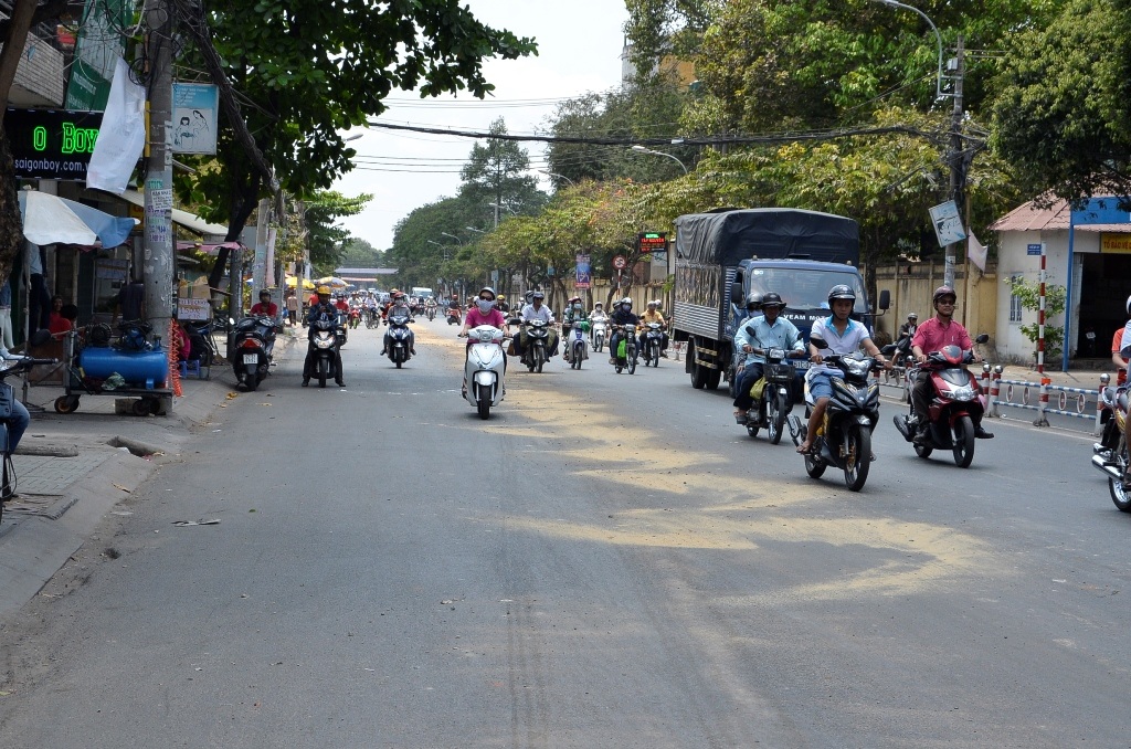 Người dân phủ cát lên cả đoạn đường dài do nhớt trên xe khách chảy ra đường