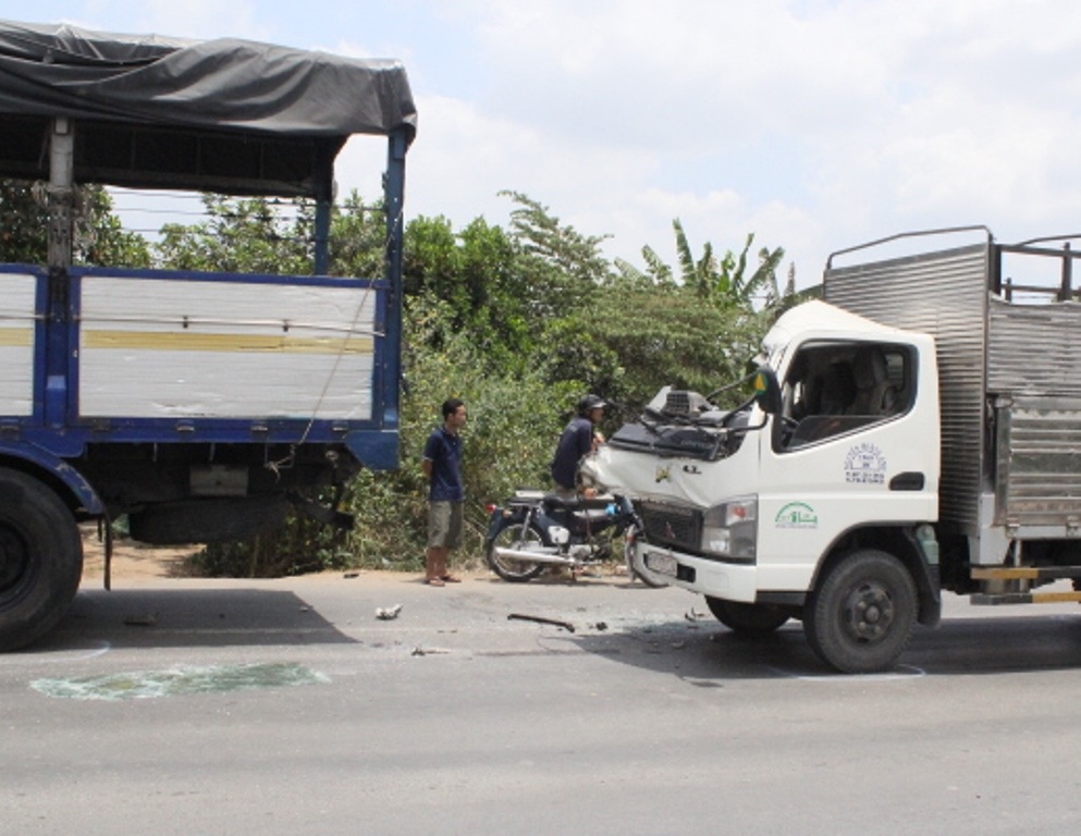 Hiện trường vụ va chạm giữa 2 xe tải