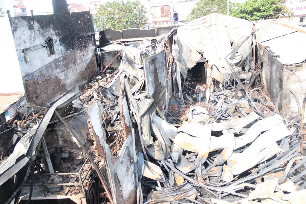 Sau gần 3h, đám cháy đã thiêu rụi hơn 1.000m2 nhà xưởng