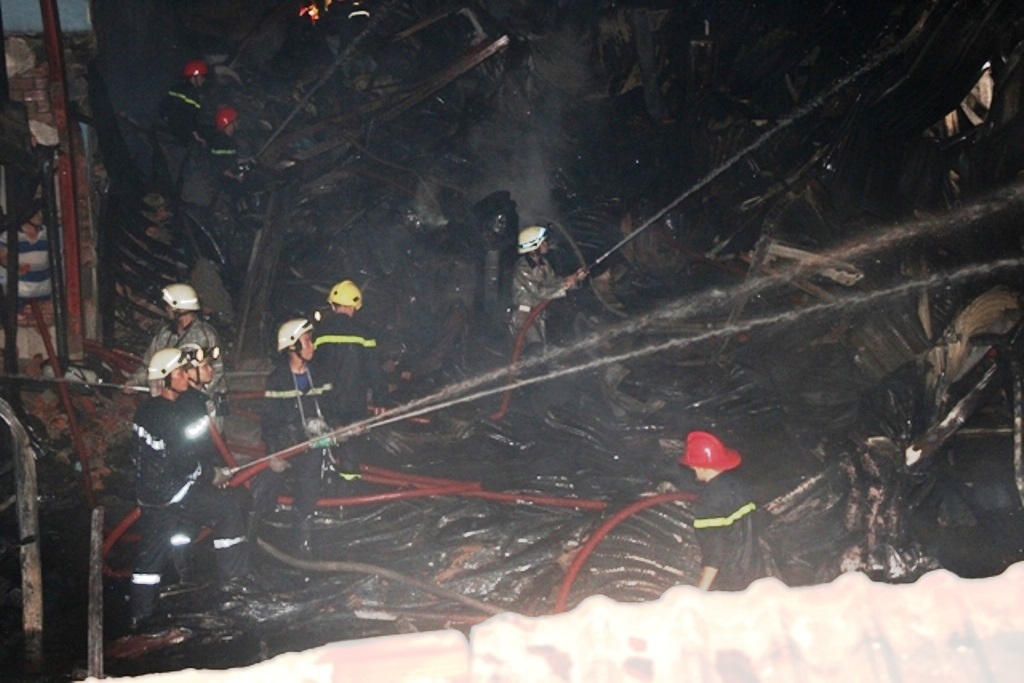 Các công ty lân cận hốt hoảng di chuyển tài sản ra ngoài để tránh bị cháy lan