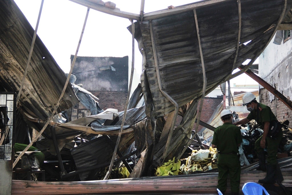 Công an tiến hành khám nghiệm hiện trường, điều tra nguyên nhân vụ cháy.