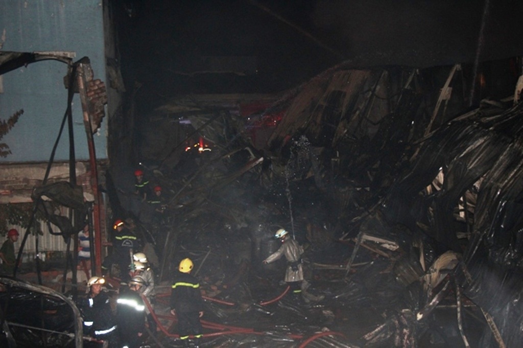 Toàn bộ nhà xưởng đổ sập