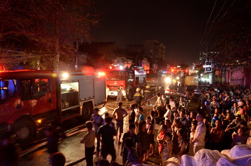 Vụ cháy khiến cả khu dân cư náo loạn.