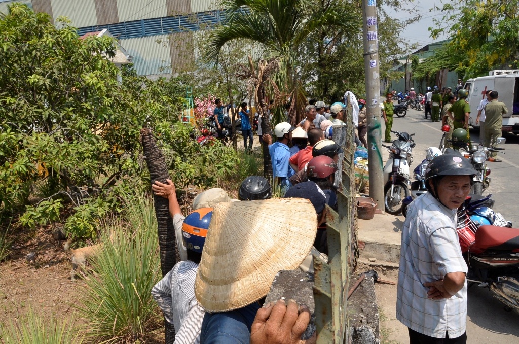 Rất đông người dân tập trung bên ngoài để theo dõi vụ việc