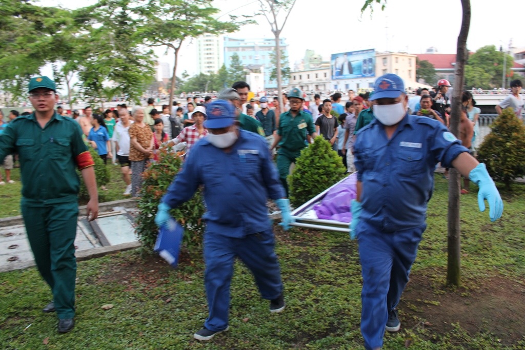 Thi thể nạn nhân được chuyển đi.