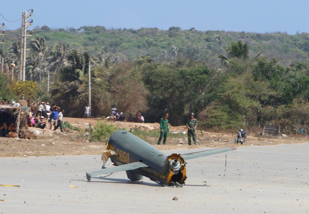 Phần đuôi của chiếc trực thăng gãy rơi ra xa.