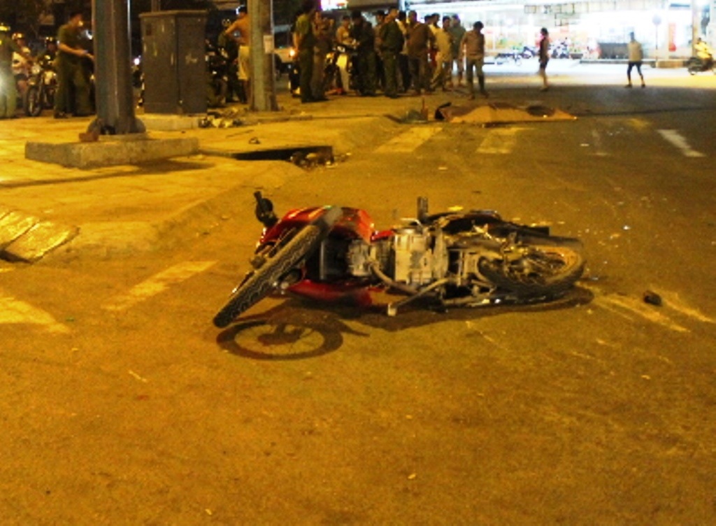 Chiếc xe gắn máy của nạn nhân bị hư hỏng sau tai nạn.