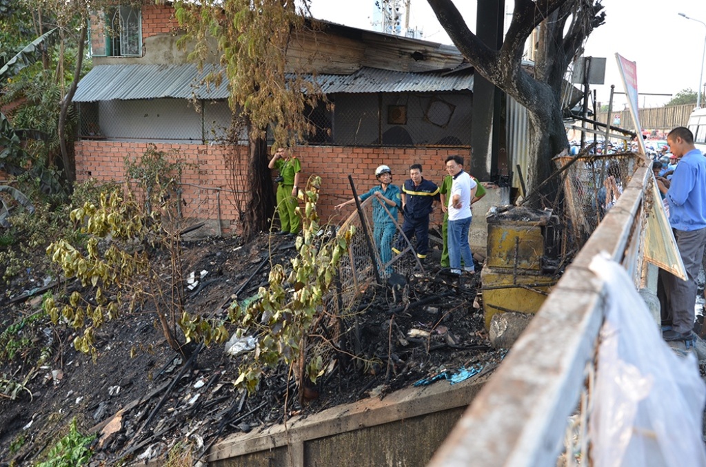 Khu vực ngọn lửa cháy lan lên đám cỏ khô và bén vào nhà dân gây cháy lớn