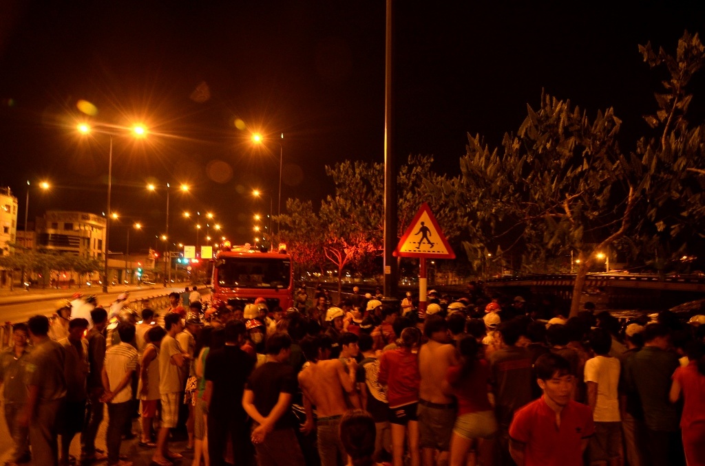 Rất đông người dân hiếu kỳ tập trung theo dõi vụ việc.