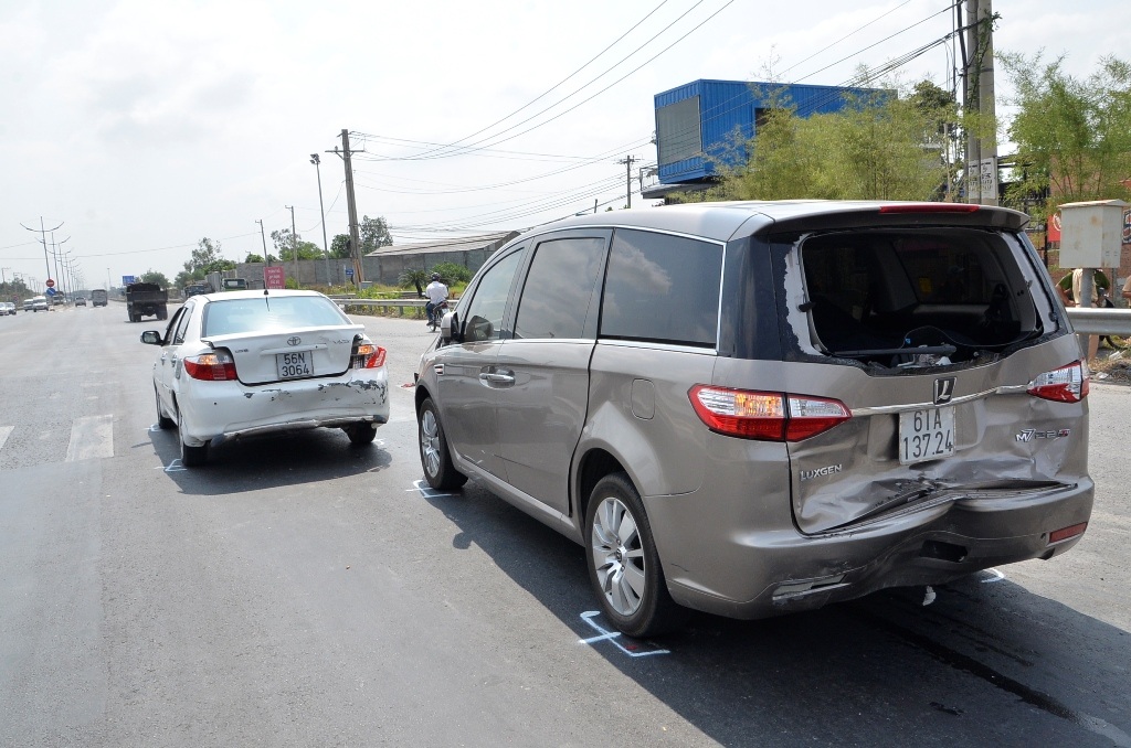 2 ô tô đang dừng chờ đèn đỏ bị đâm hư hỏng