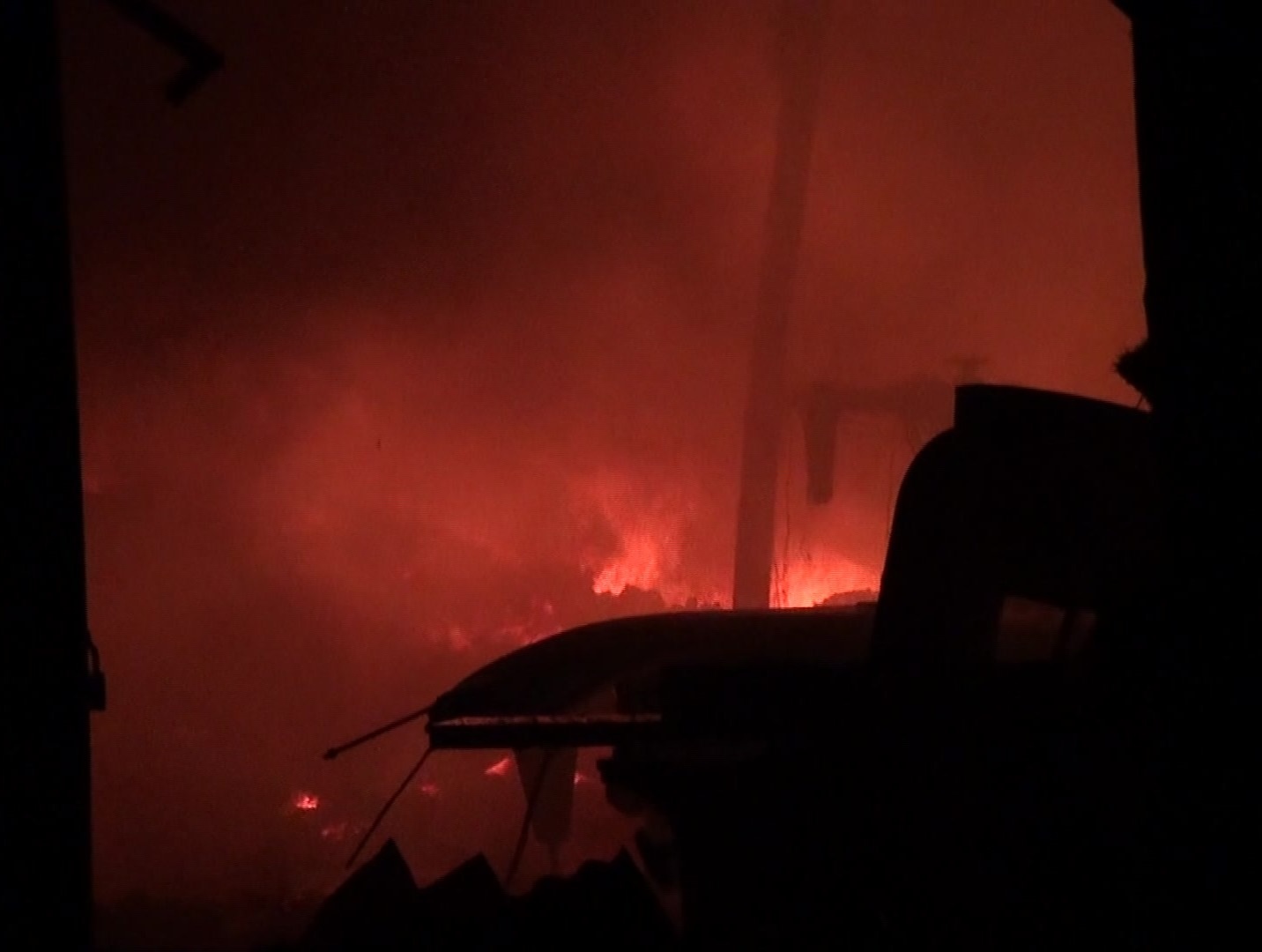 Biển lửa bao trùm xưởng gỗ sau nhiều tiếng nổ lớn - 4 Biển lửa bao trùm nhà xưởng