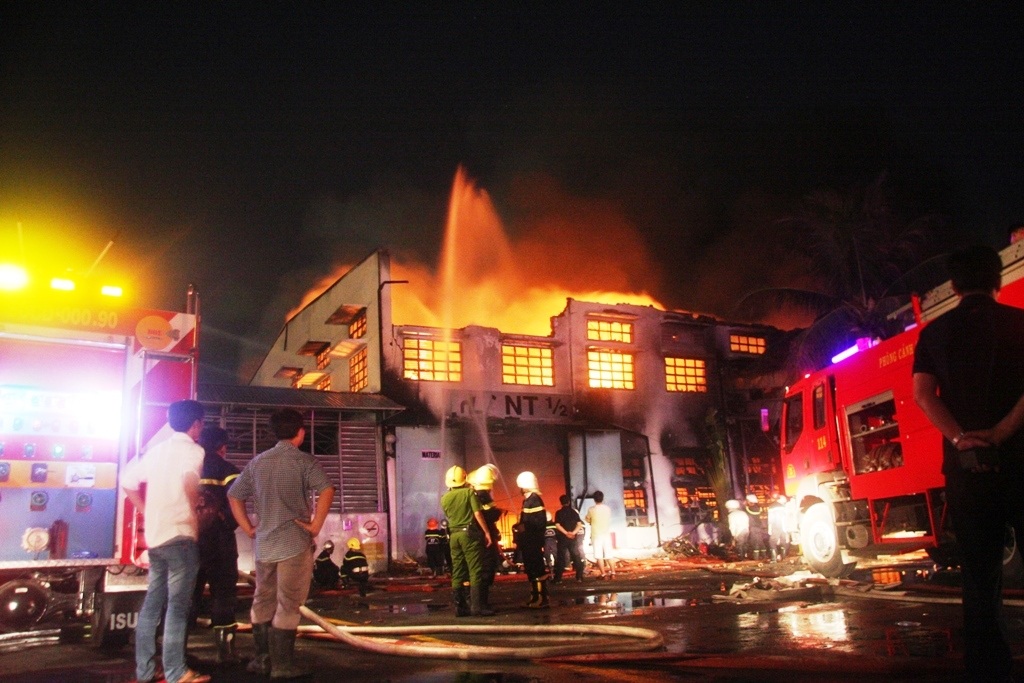 Lực lượng chữa cháy chia ra nhiều mũi để khống chế, không cho ngọn lửa cháy lan