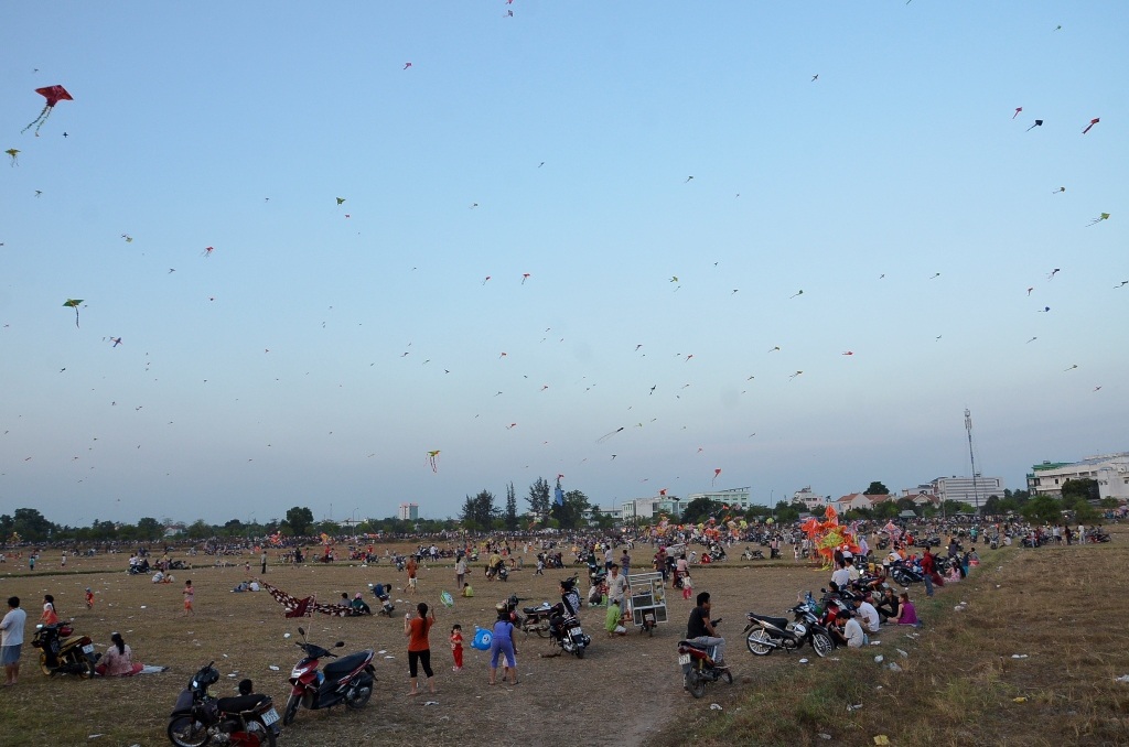 Mỗi ngày có rất nhiều người dân TPHCM đưa con em đến đây để vui chơi, thả diều