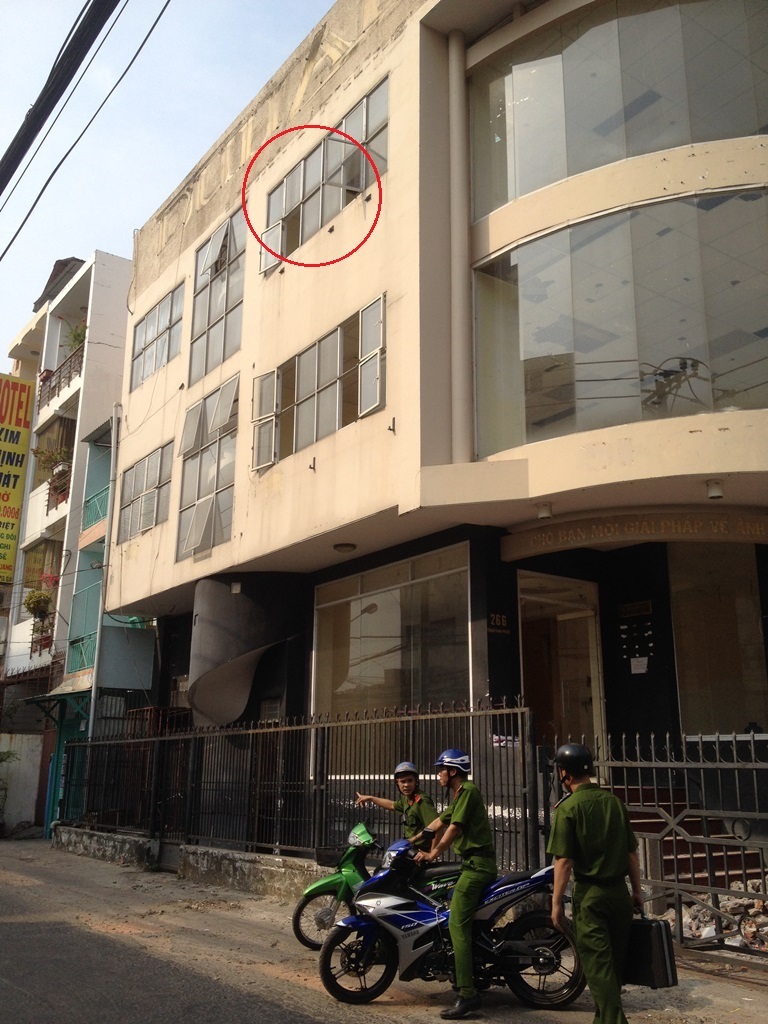 Khu vực cửa sổ (vòng tròn đỏ) nơi Thiếu tá Hùng rơi xuống đất tử vong