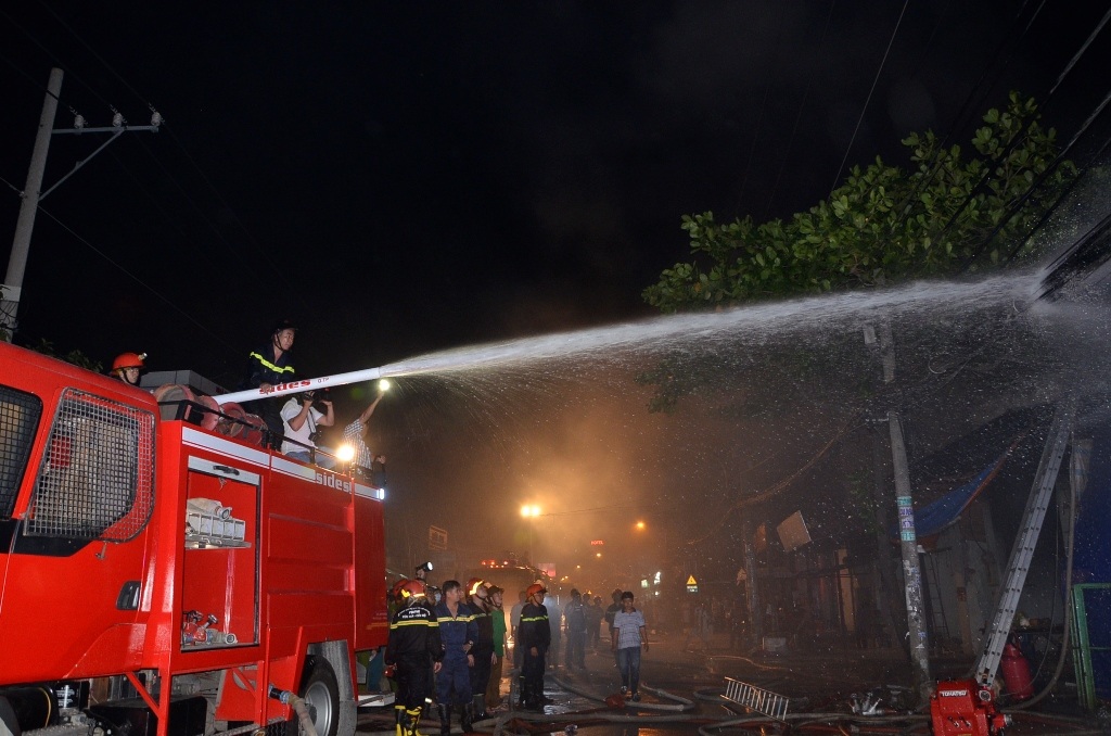 Xe chữa cháy phun nước vào hiện trường