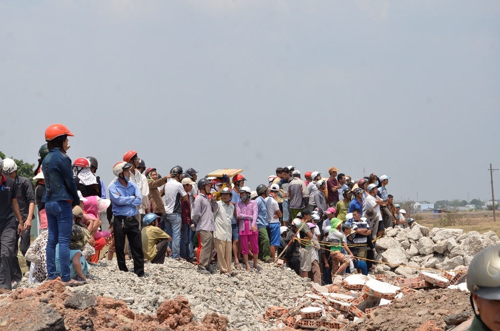 Rất đông người dân đội nắng để xem công an khám nghiệm