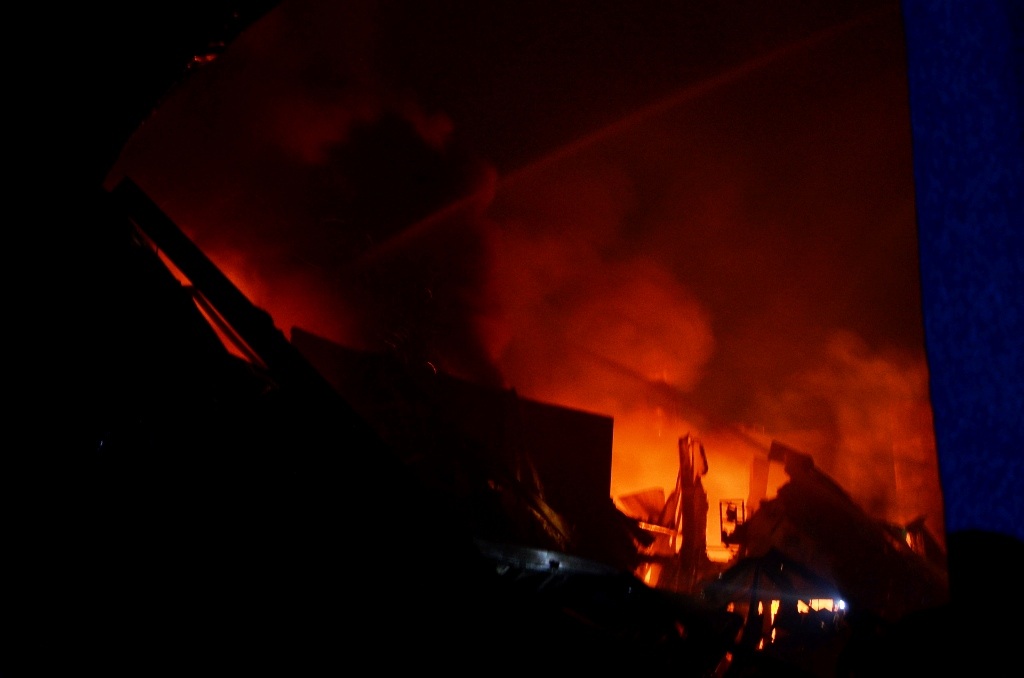 200 chiến sĩ khống chế vụ cháy lớn trong đêm