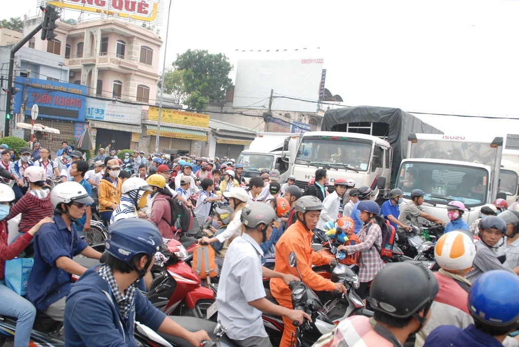 Các phương tiện lưu thông hỗn loạn quanh khu vực xảy ra tai nạn.