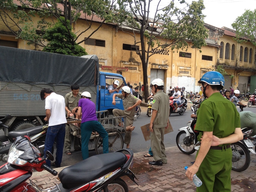 Nạn nhân được chuyển đi cấp cứu