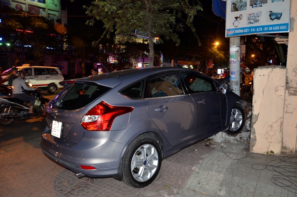 Hiện trường ô tô suýt lao vào nhà dân.