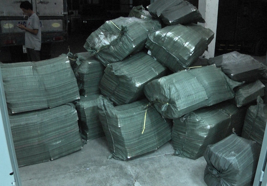 Nhóm đối tượng đánh chìm ghe để tẩu tán thuốc lá lậu - 2 Tang vật mà công an thu giữ
