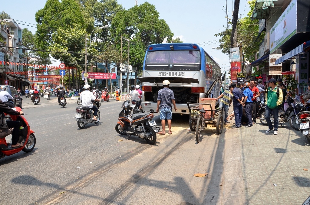 Chiếc xe khách tấp vào lề để xử lý sự cố chảy nhớt