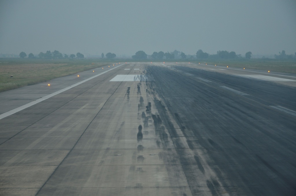 Đường băng 25L/07R được đóng cửa 2 tháng rưỡi để phục vụ việc mở rộng khu vực sân đỗ tàu bay.