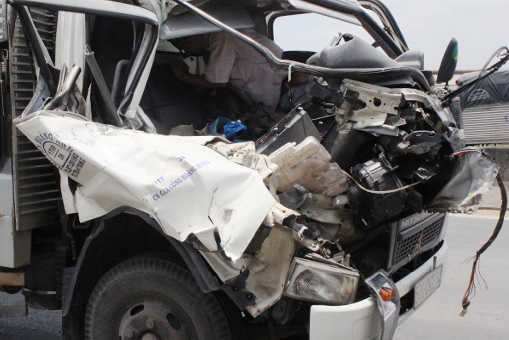 Đầu xe tải bẹp dúm.