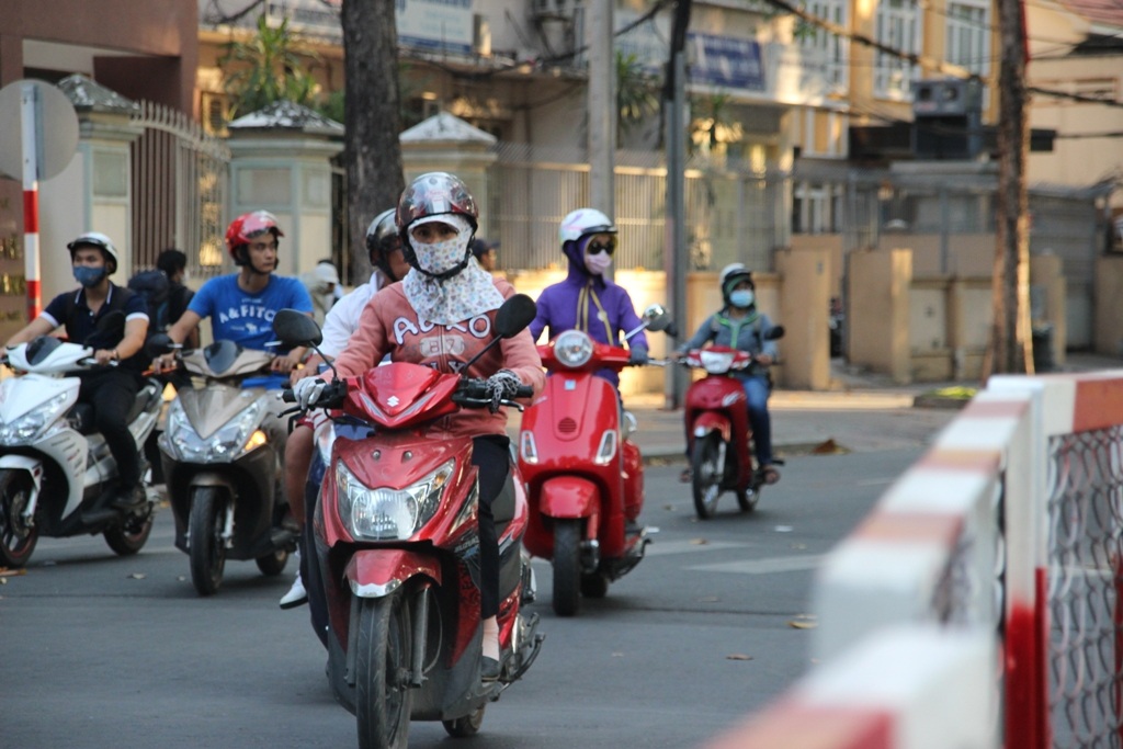 Rất
nhiều người không biết việc cấm lưu thông nên tò mò quan sát.