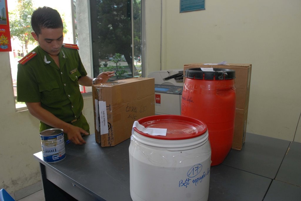 Công an niêm phong tang vật để điều tra