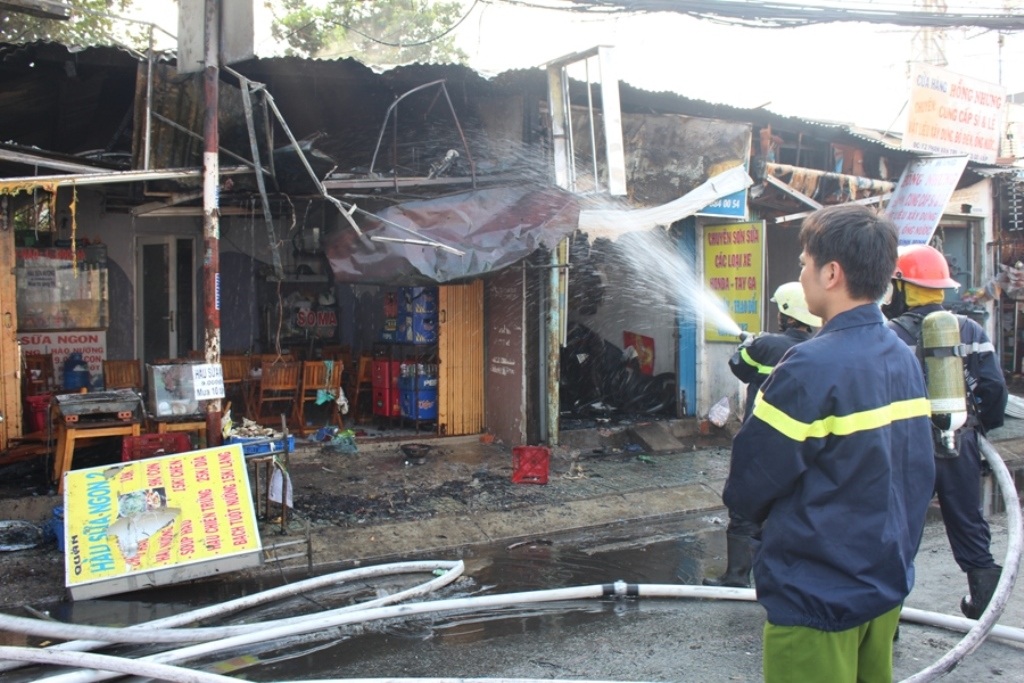 Lính cứu hỏa tiếp tục phun nước để làm mát hiện trường