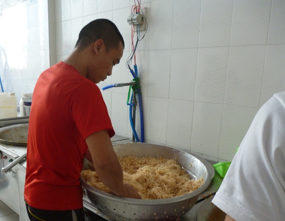 Công nhân dùng tay không để trộn chà bông