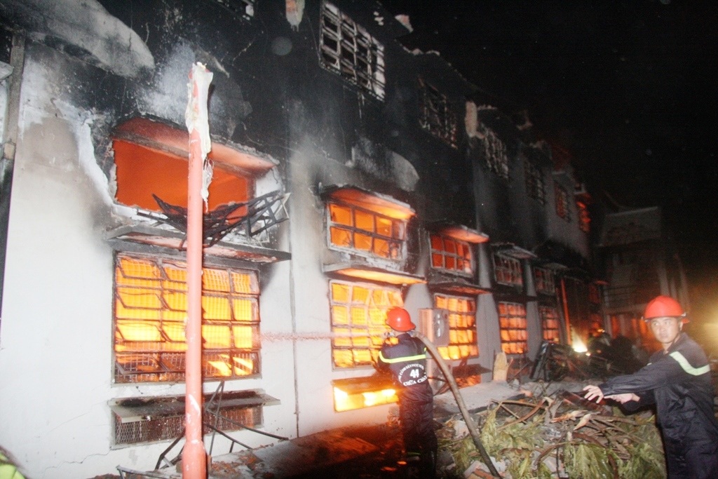 Lính cứu hỏa phải chiến đấu suốt đêm mới đập tắt được đám cháy