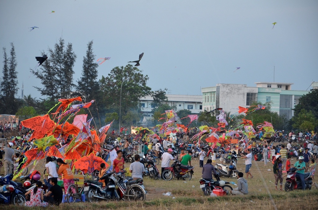 Mỗi ngày có rất nhiều người dân TPHCM đưa con em đến đây để vui chơi, thả diều