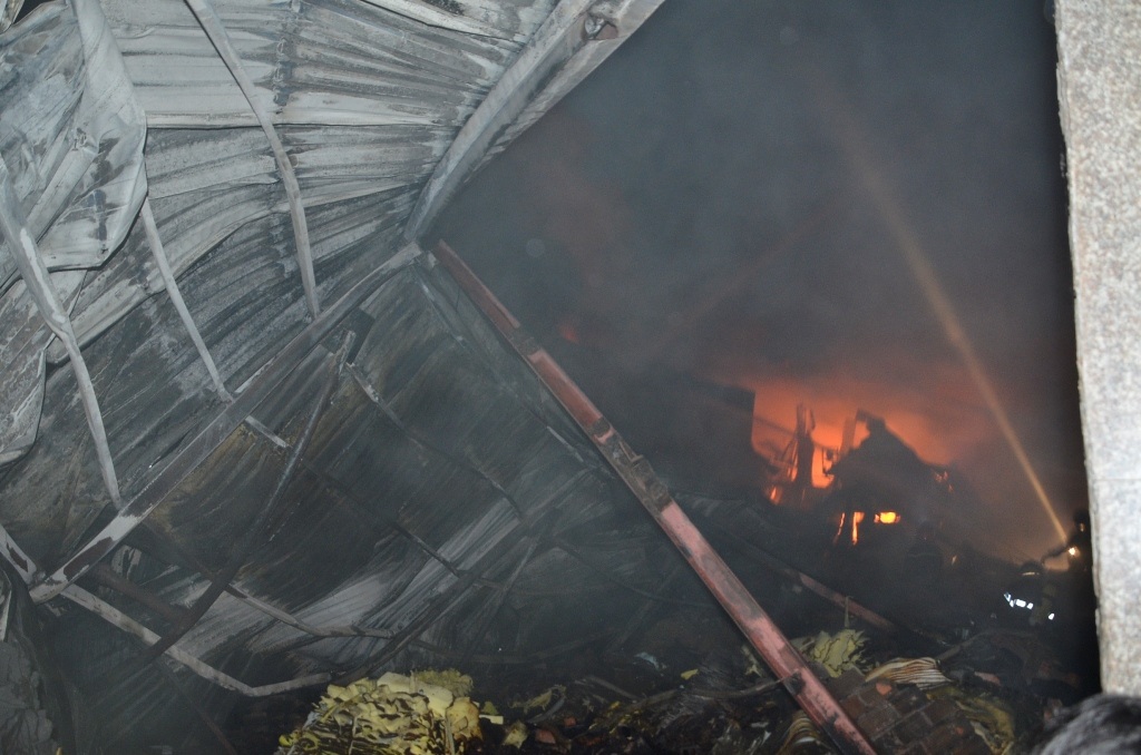 Mái nhà xưởng đổ sập