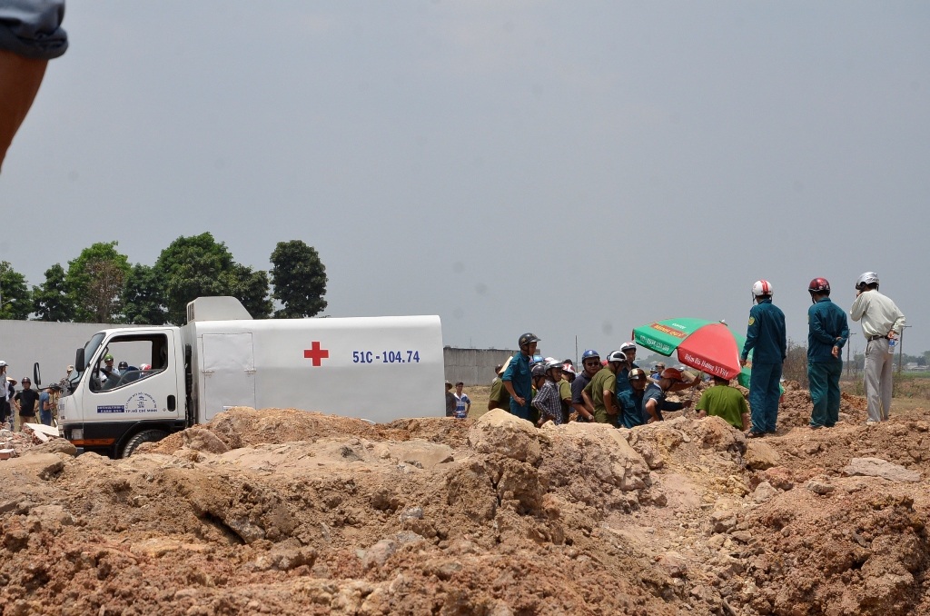 Thi thể nạn nhân được chuyển đi