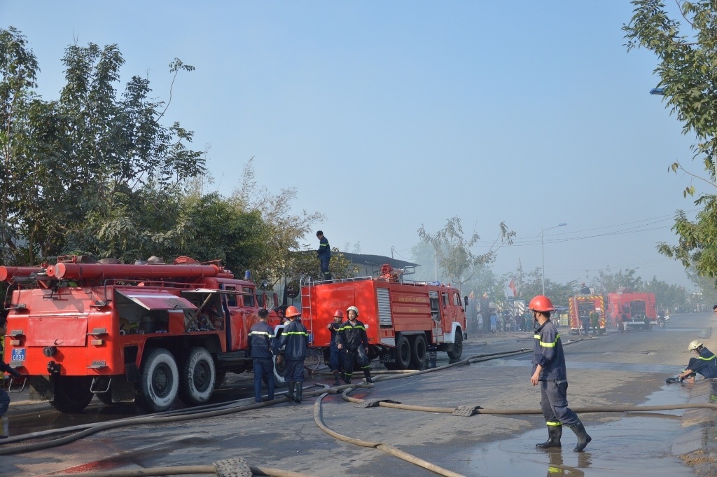 Lực lượng chữa cháy quận 12 được điều đến hiện trường