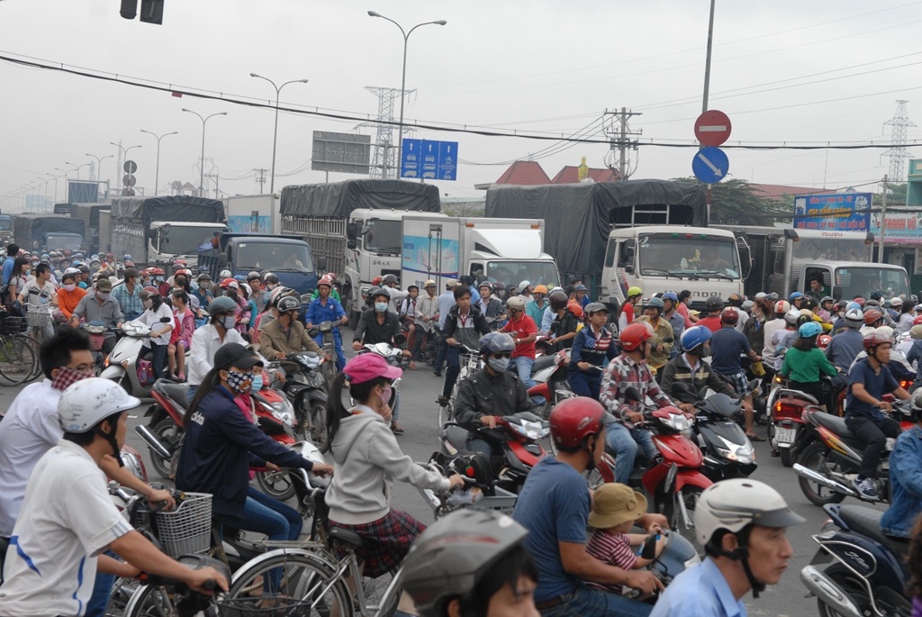 Hàng ngàn phương tiện xếp hàng dài nhích từng chút trên quốc lộ 1A.