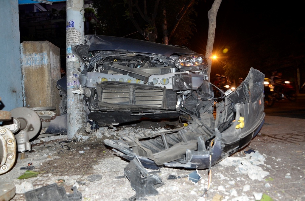 Đầu ô tô hư hỏng sau vụ tai nạn.