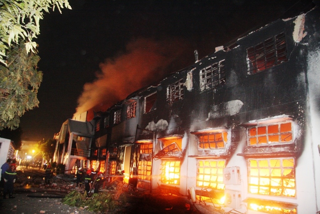 Dãy nhà chứa nguyên liệu chìm trong biển lửa