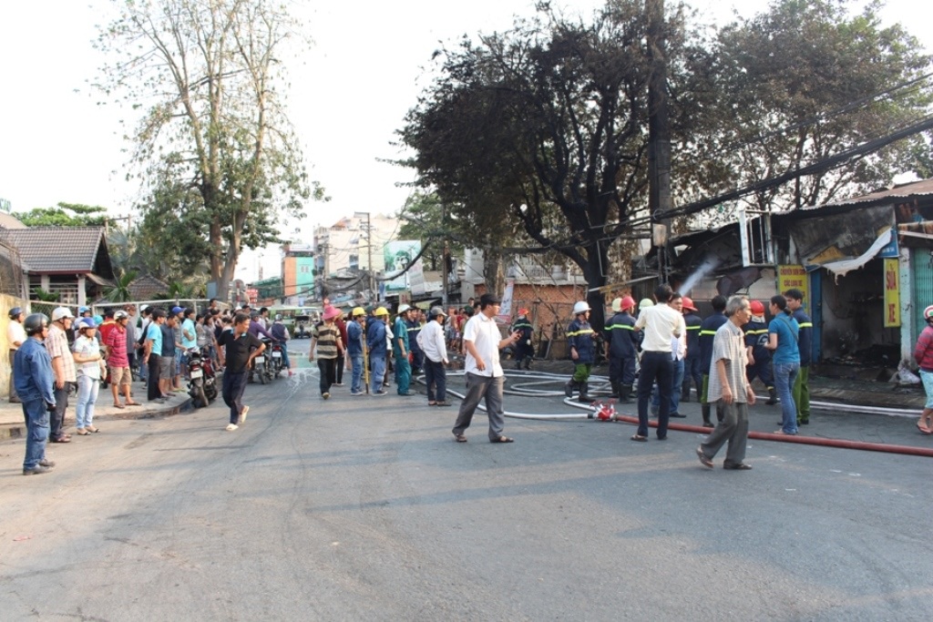 Tuyến đường Phan Văn Trị bị phong tỏa để phục vụ việc chữa cháy