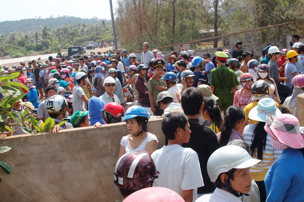 Rất đông người dân tập trung theo dõi vụ việc 