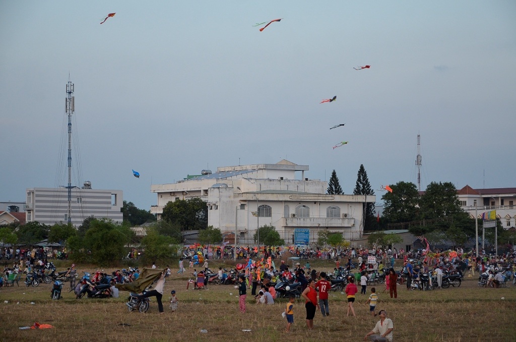 Rất nhiều em nhỏ chạy chơi quanh khu vực thả diều mà không có người lớn bên cạnh