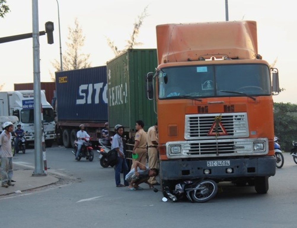 "Điểm mặt" 10 điểm đen tai nạn giao thông ở Sài Gòn - 4 Nguyên nhân được xác định là do các xe không giữ khoảng cách, ô tô không
nhường đường.
