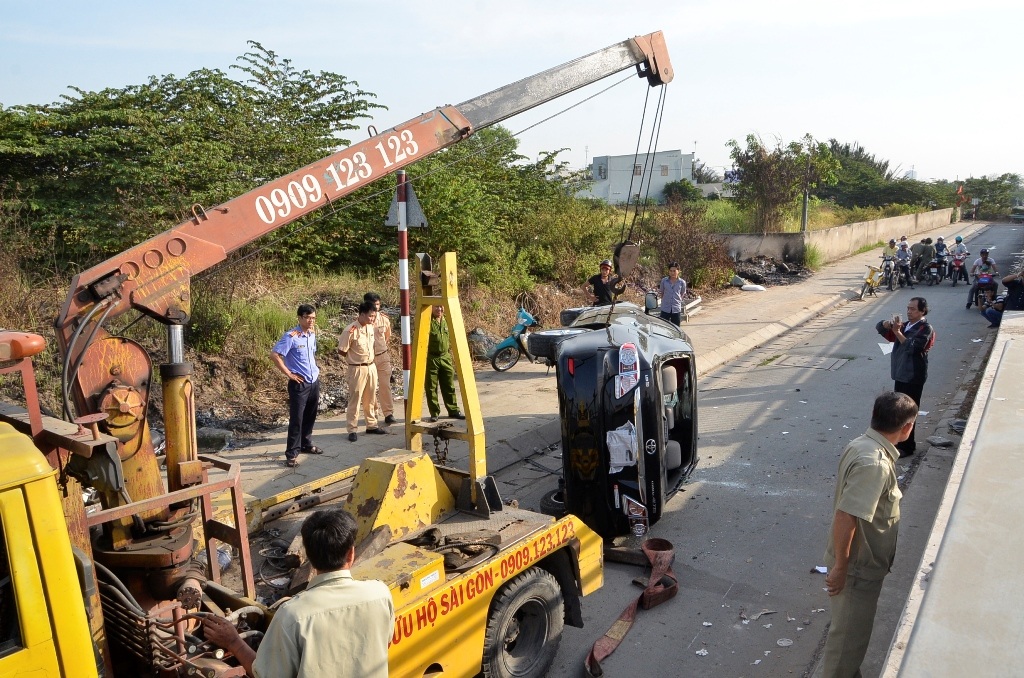 Xe cẩu được điều đến kéo xe gặp nạn đi.