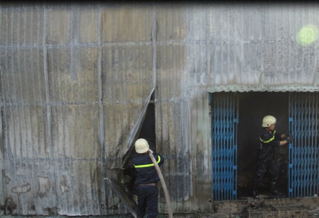 Xưởng giấy bốc cháy ngùn ngụt vào rạng sáng - 4 Lính cứu hỏa phá hàng rào tôn để tiếp cận bên trong