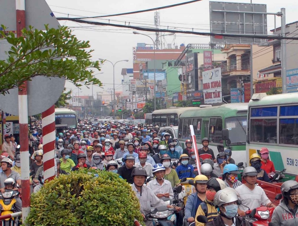 Quốc lộ kẹt cứng suốt 2 giờ vì vụ tai nạn giữa ngã tư - 4 Hàng ngàn phương tiện xếp hàng dài nhích từng chút trên quốc lộ 1A.