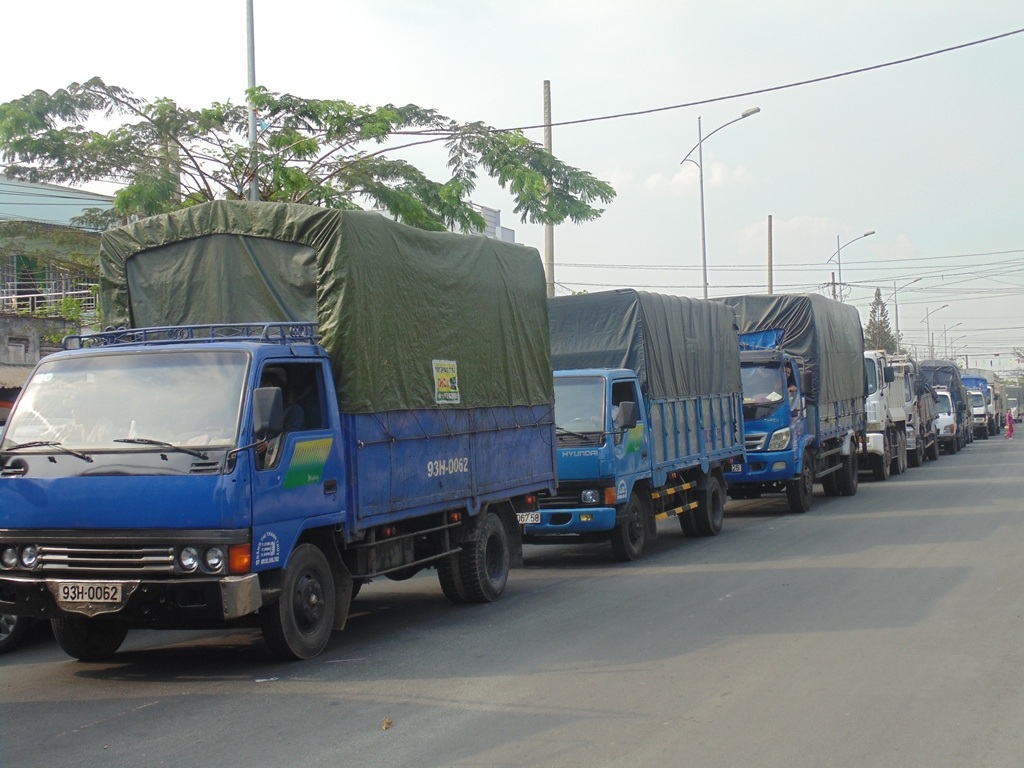 Dòng
xe container theo hướng từ KCN Sóng Thần đi cảng Tân Vạn không thể di chuyển do
kẹt đường