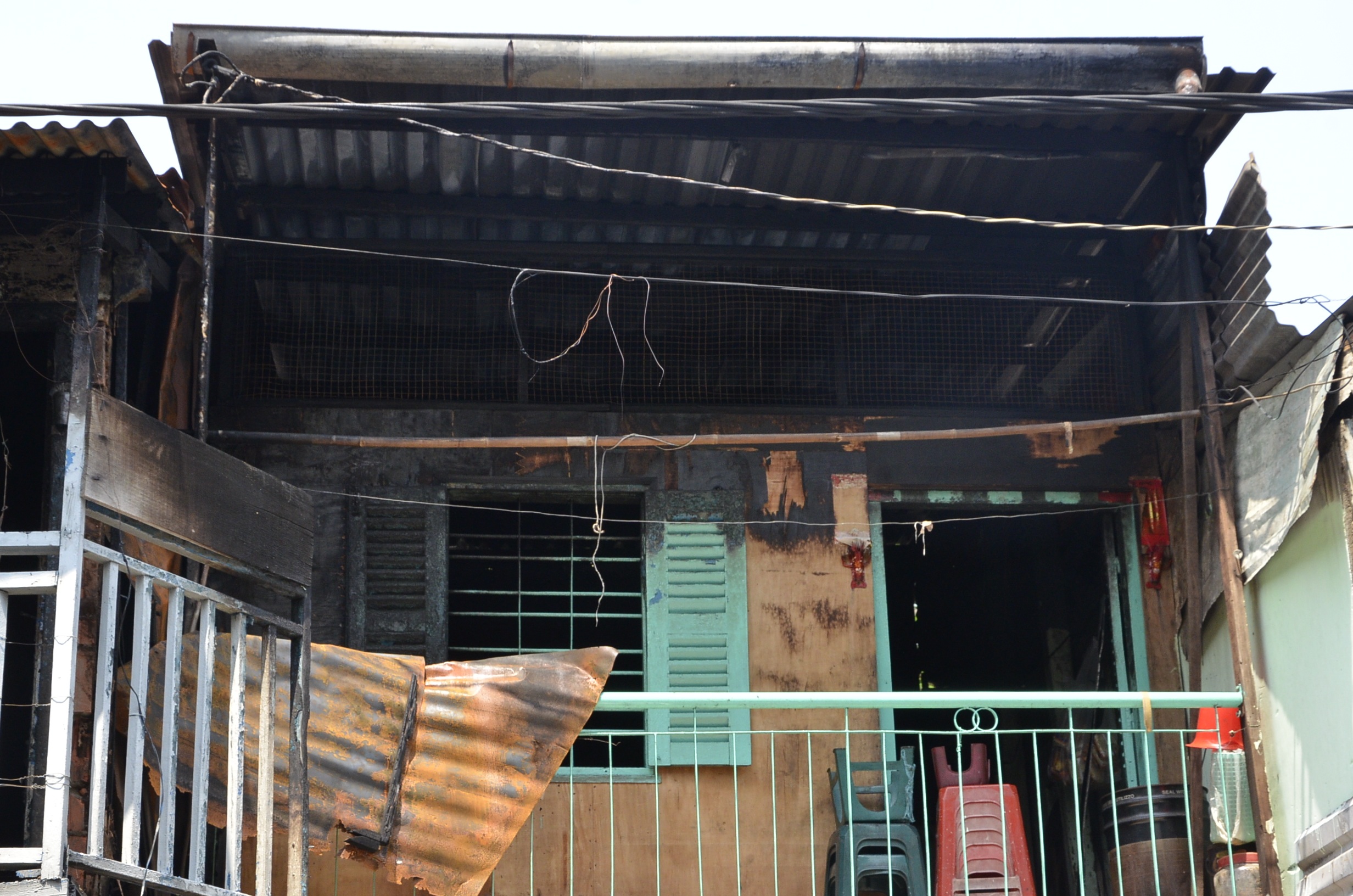 Căn nhà bên cạnh cũng bị cháy sém